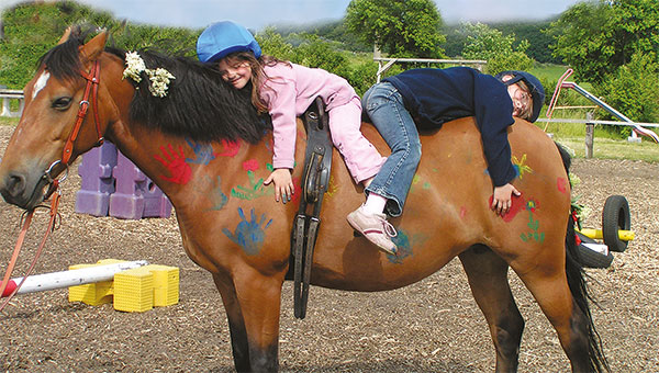 Ponyreiten in Karls Erlebnis-Dorf